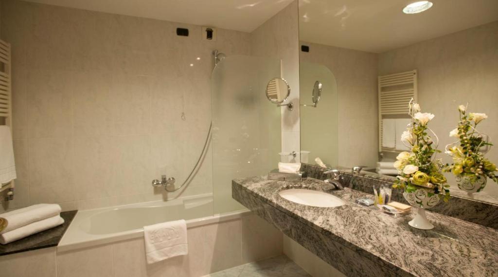 Phi Hotel Cavalieri Bra Bagian luar foto