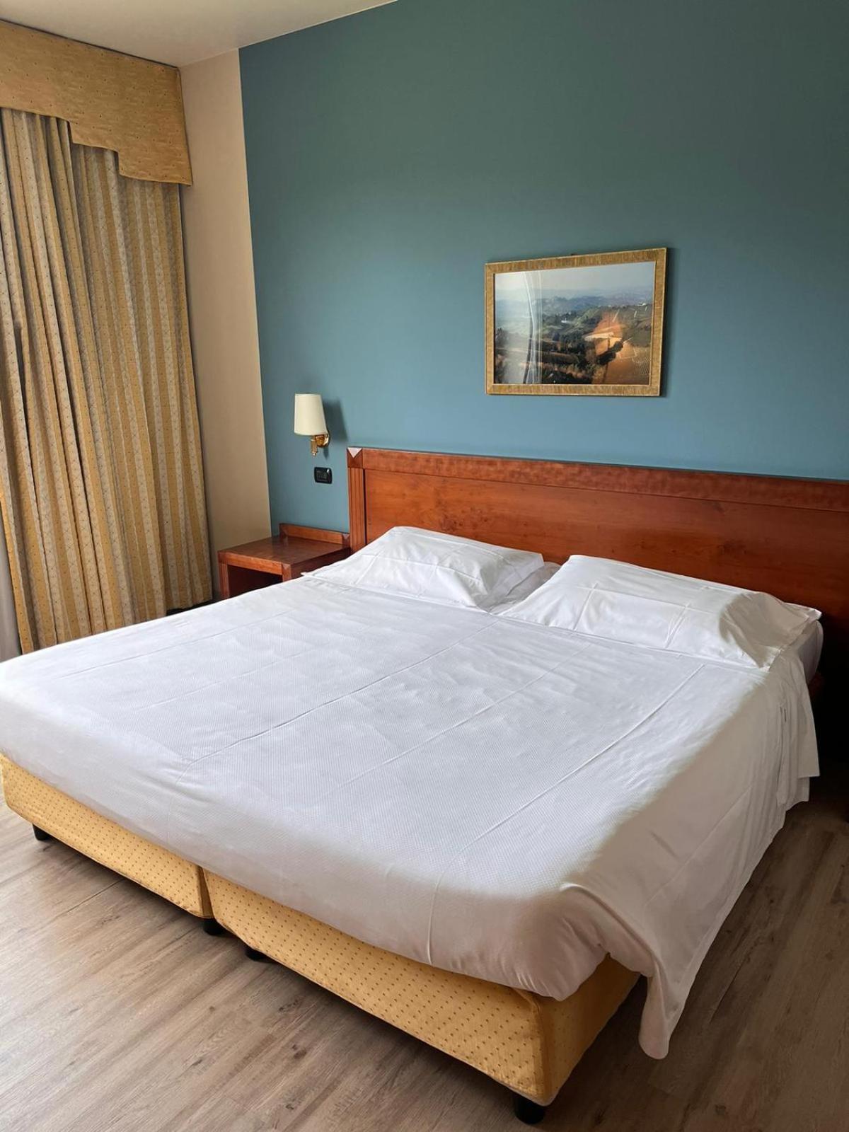Phi Hotel Cavalieri Bra Bagian luar foto