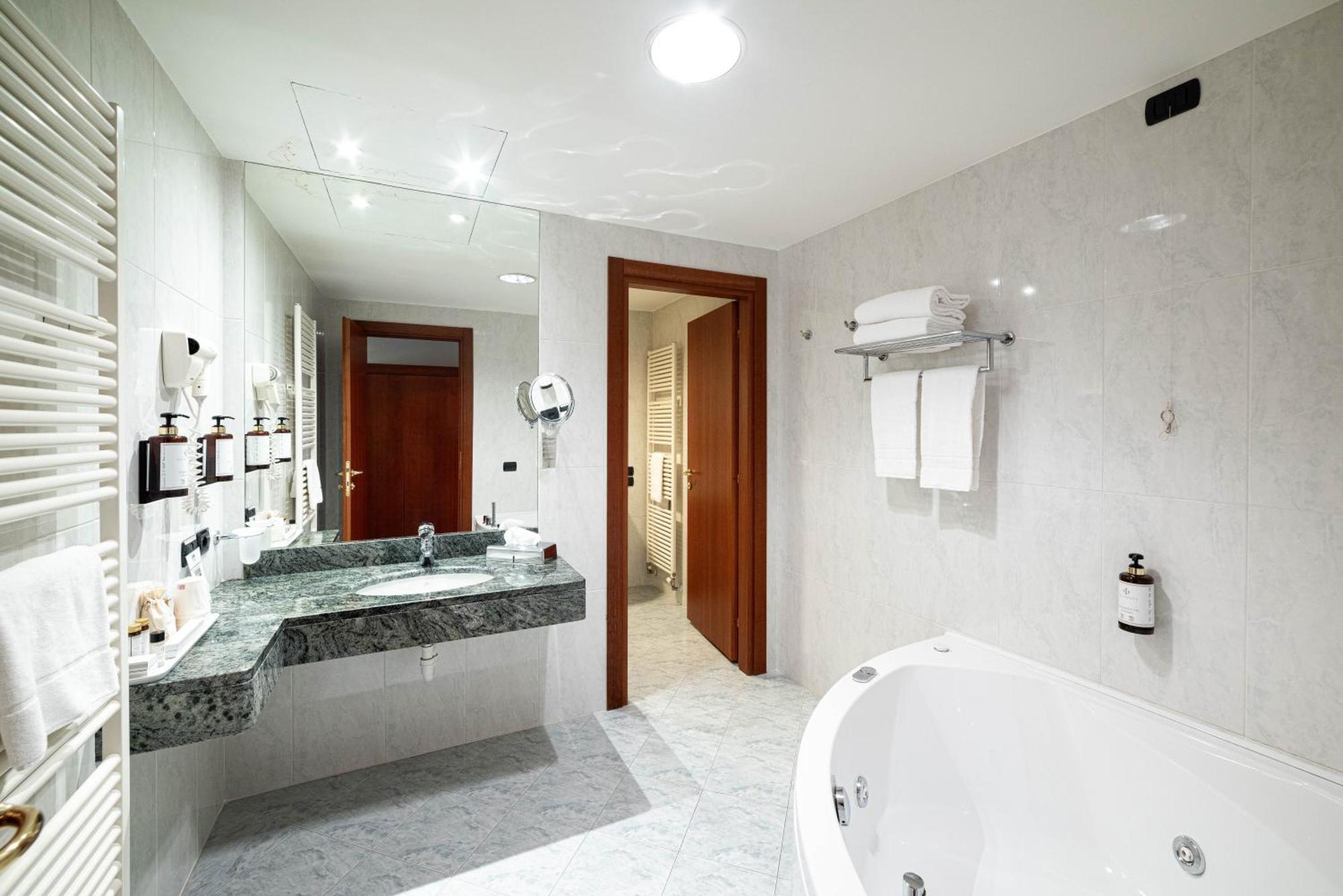 Phi Hotel Cavalieri Bra Bagian luar foto