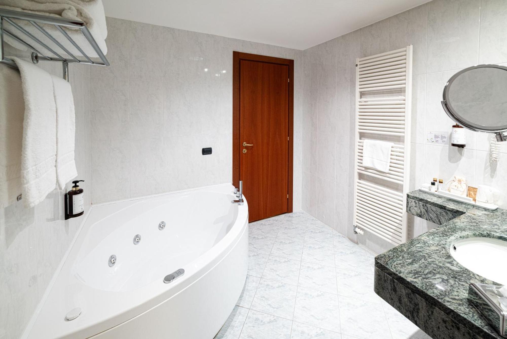 Phi Hotel Cavalieri Bra Bagian luar foto
